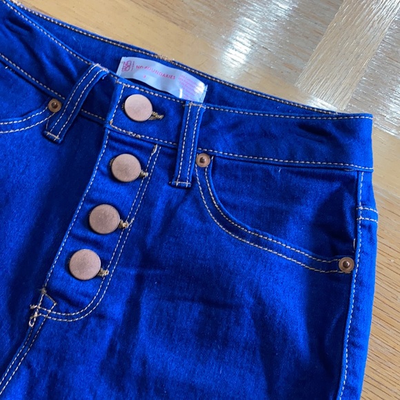 NO BOUNDARIES JEAN SHORT - Picture 3 of 4